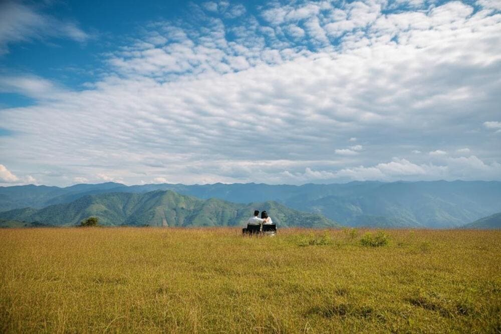 Khung cảnh l&atilde;ng mạn của cặp đ&ocirc;i c&ugrave;ng ngắm m&acirc;y tr&ecirc;n thảo nguy&ecirc;n T&agrave; X&ugrave;a